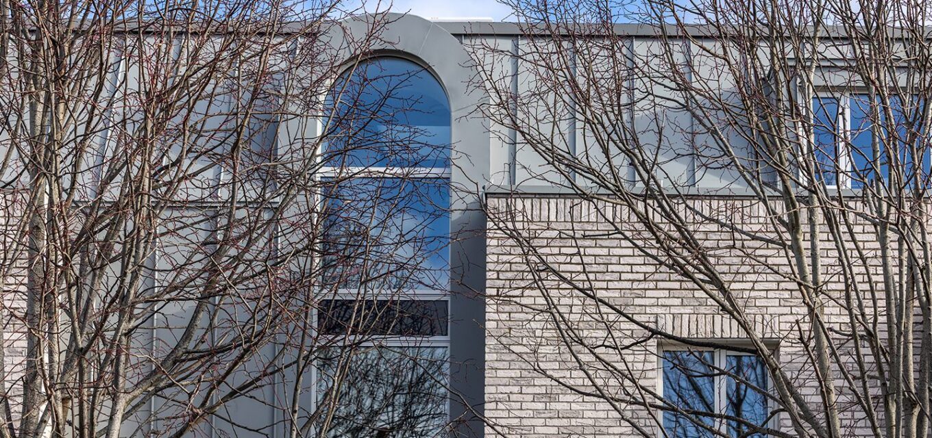 Windows with curved frame in a multi-residence building